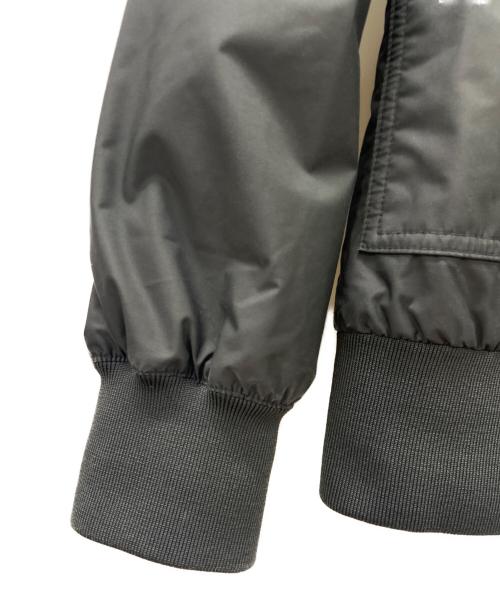 BURTON（バートン）BURTON UNDEFEATED (アンディフィーテッド) ALPHA INDUSTRIES (アルファインダストリーズ) ALPHA INDUSTRIES　BURTON　UAB MA-1 Flight Jacket オリーブ サイズ:Sの古着・服飾アイテム