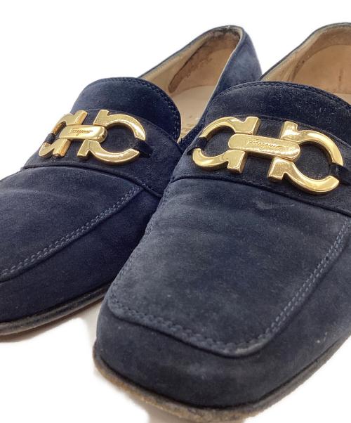 Salvatore Ferragamo（サルヴァトーレ フェラガモ）Salvatore Ferragamo (サルヴァトーレ フェラガモ) Salvatore Ferragamo　ローファー ネイビー×ゴールド サイズ:6　1/2の古着・服飾アイテム