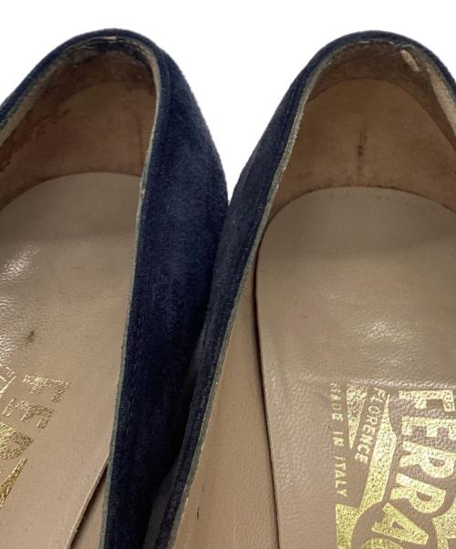Salvatore Ferragamo（サルヴァトーレ フェラガモ）Salvatore Ferragamo (サルヴァトーレ フェラガモ) Salvatore Ferragamo　ローファー ネイビー×ゴールド サイズ:6　1/2の古着・服飾アイテム
