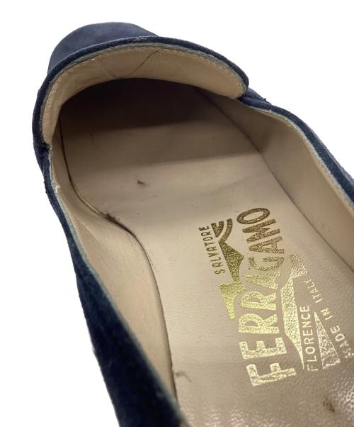 Salvatore Ferragamo（サルヴァトーレ フェラガモ）Salvatore Ferragamo (サルヴァトーレ フェラガモ) Salvatore Ferragamo　ローファー ネイビー×ゴールド サイズ:6　1/2の古着・服飾アイテム