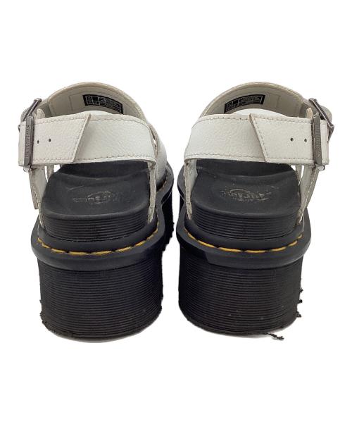 Dr.Martens（ドクターマーチン）Dr.Martens (ドクターマーチン) 厚底サンダル ホワイト×ブラック サイズ:UK4の古着・服飾アイテム