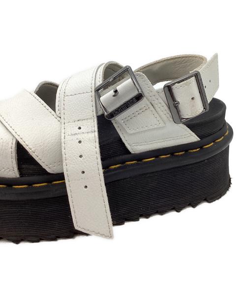 Dr.Martens（ドクターマーチン）Dr.Martens (ドクターマーチン) 厚底サンダル ホワイト×ブラック サイズ:UK4の古着・服飾アイテム