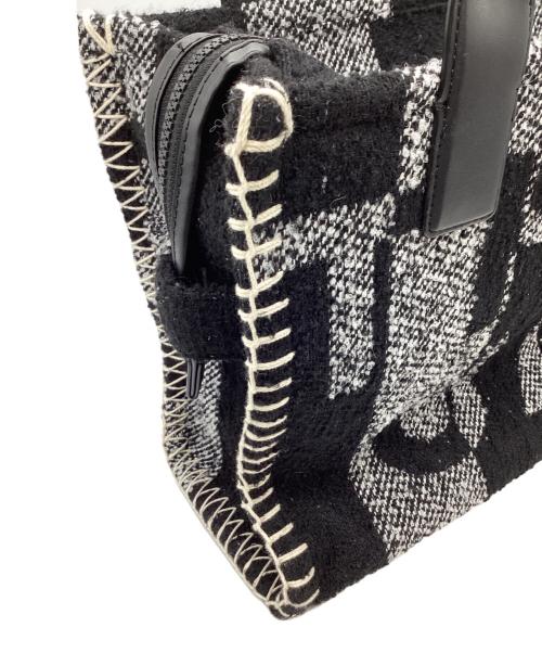 MARC JACOBS（マークジェイコブス）MARC JACOBS (マークジェイコブス) MARC JACOBS　ザブランケットスモールトートバッグ ブラック×ホワイトの古着・服飾アイテム