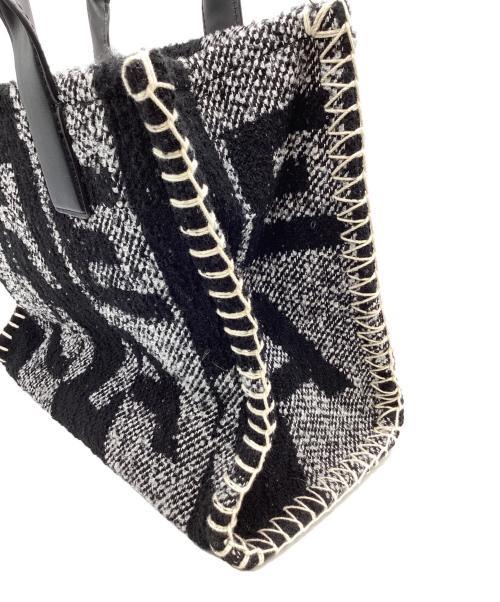 MARC JACOBS（マークジェイコブス）MARC JACOBS (マークジェイコブス) MARC JACOBS　ザブランケットスモールトートバッグ ブラック×ホワイトの古着・服飾アイテム