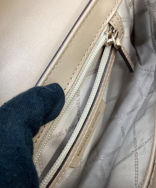 MICHAEL KORS（マイケルコース）MICHAEL KORS (マイケルコース) MICHAEL KORS　BRADSHAW スモール コンバーチブルショルダーバッグ ベージュ×ゴールドの古着・服飾アイテム