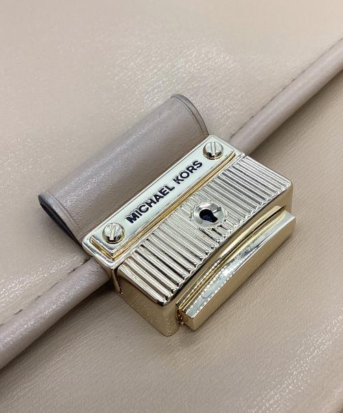 MICHAEL KORS（マイケルコース）MICHAEL KORS (マイケルコース) MICHAEL KORS　BRADSHAW スモール コンバーチブルショルダーバッグ ベージュ×ゴールドの古着・服飾アイテム