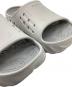 中古・古着 crocs (クロックス) crocs　ECHO SLIDE　サンダル ライトグレー サイズ:W7：3000円