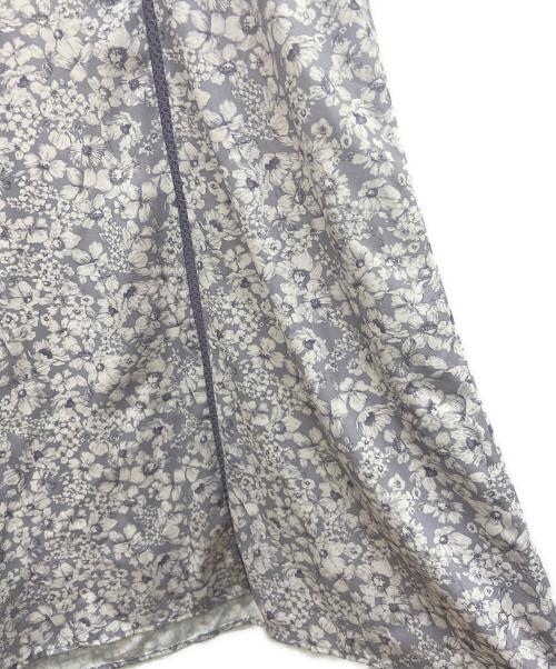 HER LIP TO（ハーリップトゥ）HER LIP TO (ハーリップトゥ) Lace Trimmed Floral Dress パープル×ホワイト サイズ:M 未使用品の古着・服飾アイテム