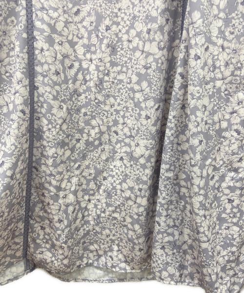 HER LIP TO（ハーリップトゥ）HER LIP TO (ハーリップトゥ) Lace Trimmed Floral Dress パープル×ホワイト サイズ:M 未使用品の古着・服飾アイテム