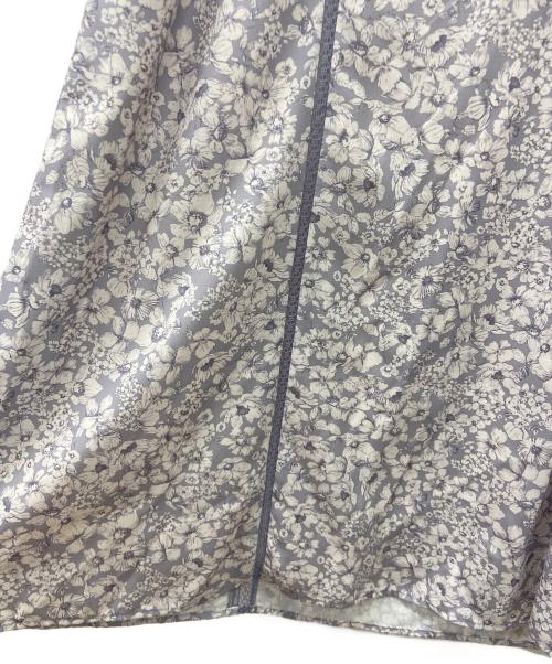 HER LIP TO（ハーリップトゥ）HER LIP TO (ハーリップトゥ) Lace Trimmed Floral Dress パープル×ホワイト サイズ:M 未使用品の古着・服飾アイテム