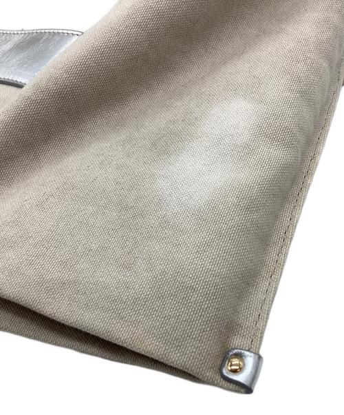 IACUCCI（イアクッチ）IACUCCI (イアクッチ) IACUCCI　トートバッグ ベージュ×シルバーの古着・服飾アイテム
