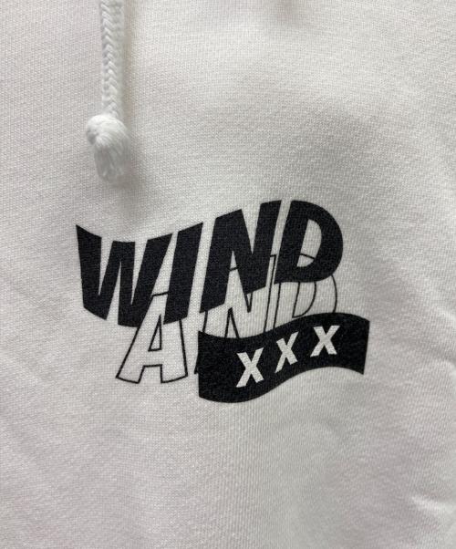 WIND AND SEA（ウィンダンシー）WIND AND SEA (ウィンダンシー) GOD SELECTION XXX (ゴッド セレクション トリプルエックス) WIND AND SEA×GOD SELECTION XXXプルオーバーパーカー ホワイト×ブラック サイズ:Mの古着・服飾アイテム