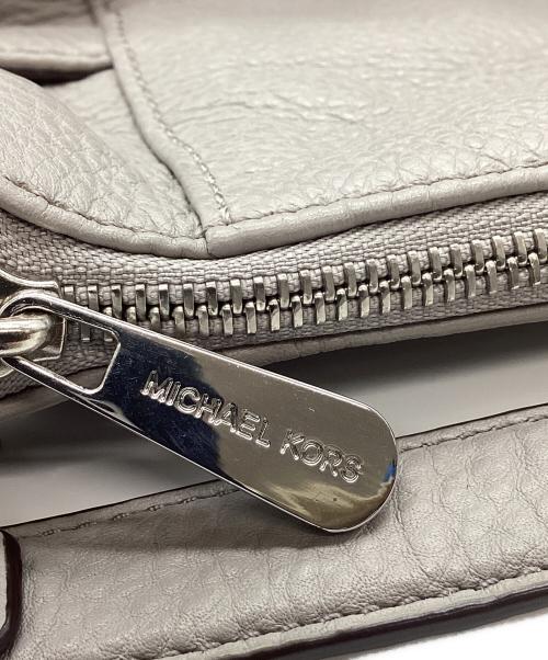 MICHAEL KORS（マイケルコース）MICHAEL KORS (マイケルコース) MICHAEL KORS　チャンドラー ミディアム コンバーチブル 　ショルダーバッグ グレー×シルバーの古着・服飾アイテム