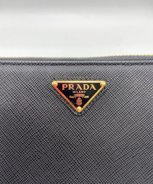 PRADA（プラダ）PRADA (プラダ) サフィアーノトライアングル ジップアラウンド ブラックの古着・服飾アイテム
