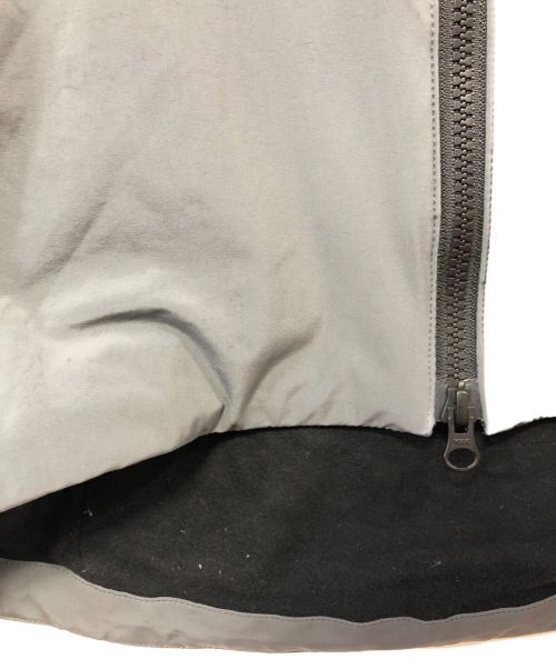 F.C.R.B.（エフシーレアルブリストル）F.C.R.B. (エフシーアールビー) LYCRA HOODED BLOUSON グレー サイズ:Sの古着・服飾アイテム