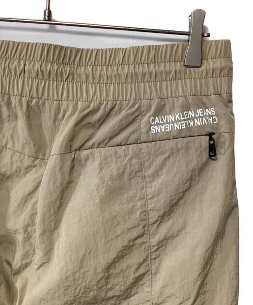 Calvin Klein Jeans（カルバンクラインジーンズ）Calvin Klein Jeans (カルバンクラインジーンズ) ナイロンパンツ ベージュ サイズ:Sの古着・服飾アイテム