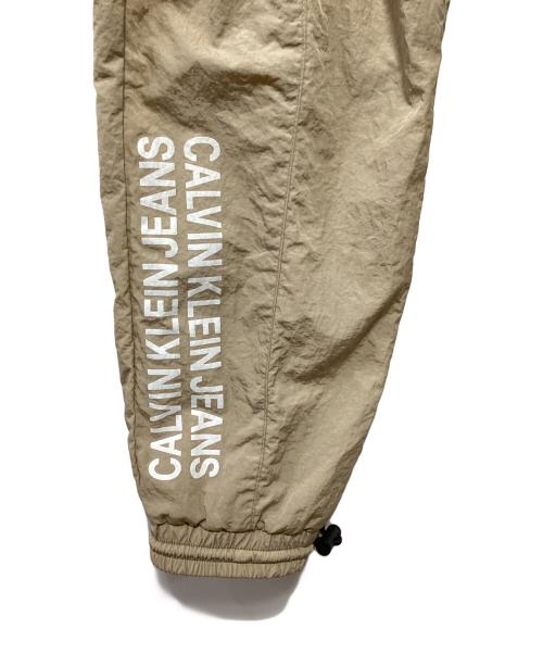 Calvin Klein Jeans（カルバンクラインジーンズ）Calvin Klein Jeans (カルバンクラインジーンズ) ナイロンパンツ ベージュ サイズ:Sの古着・服飾アイテム