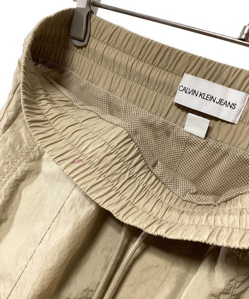 Calvin Klein Jeans（カルバンクラインジーンズ）Calvin Klein Jeans (カルバンクラインジーンズ) ナイロンパンツ ベージュ サイズ:Sの古着・服飾アイテム