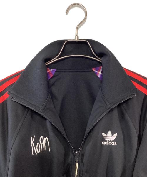 adidas Originals（アディダスオリジナル）adidas Originals (アディダスオリジナル) KORN TRACK TOP BLACK ブラック×レッド サイズ:M 未使用品の古着・服飾アイテム