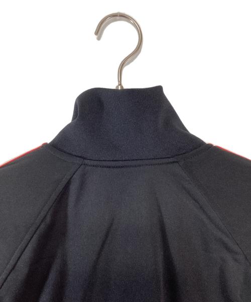 adidas Originals（アディダスオリジナル）adidas Originals (アディダスオリジナル) KORN TRACK TOP BLACK ブラック×レッド サイズ:M 未使用品の古着・服飾アイテム