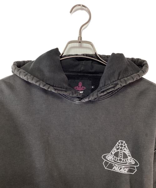 PALACE（パレス）PALACE (パレス) Vivienne Westwood (ヴィヴィアンウエストウッド) プルオーバーパーカー ブラック サイズ:Mの古着・服飾アイテム