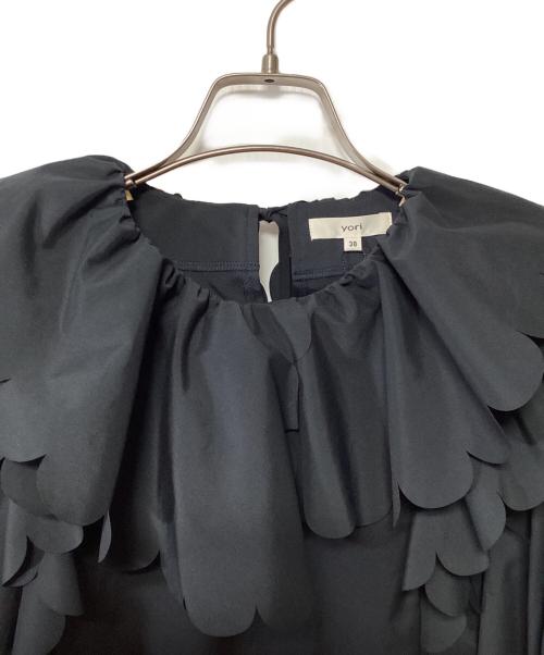 YORI（ヨリ）YORI (ヨリ) たっぷりスカラップブラウス ブラック サイズ:38 未使用品の古着・服飾アイテム