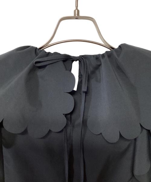 YORI（ヨリ）YORI (ヨリ) たっぷりスカラップブラウス ブラック サイズ:38 未使用品の古着・服飾アイテム