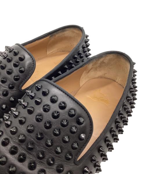 Christian Louboutin（クリスチャン・ルブタン）Christian Louboutin (クリスチャン・ルブタン) ROLLERBOY SPIKES FLAT CALF ブラック×レッド サイズ:SIZE 44の古着・服飾アイテム