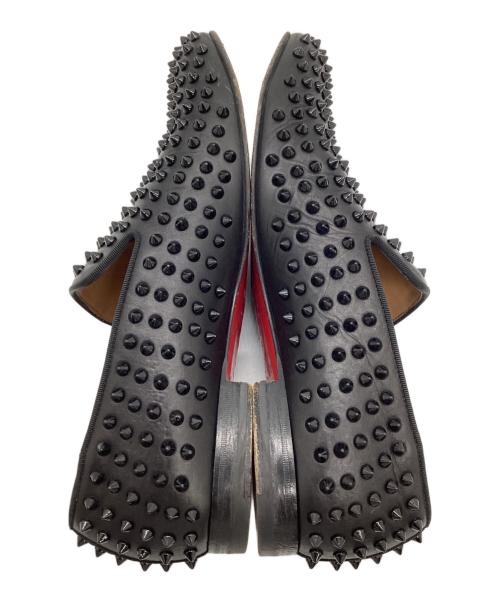 Christian Louboutin（クリスチャン・ルブタン）Christian Louboutin (クリスチャン・ルブタン) ROLLERBOY SPIKES FLAT CALF ブラック×レッド サイズ:SIZE 44の古着・服飾アイテム