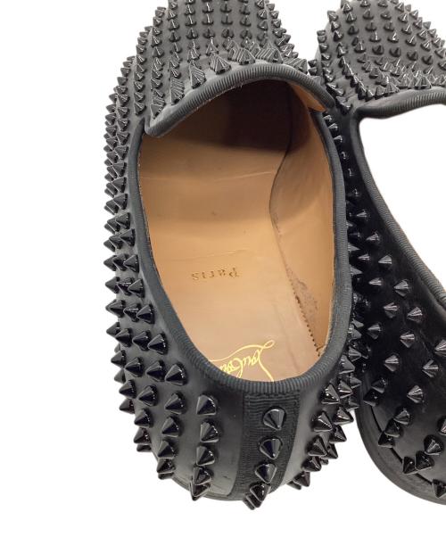 Christian Louboutin（クリスチャン・ルブタン）Christian Louboutin (クリスチャン・ルブタン) ROLLERBOY SPIKES FLAT CALF ブラック×レッド サイズ:SIZE 44の古着・服飾アイテム
