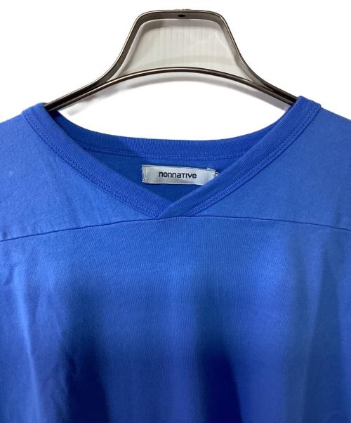nonnative（ノンネイティブ）nonnative (ノンネイティブ) COACH S/S V-NECK TEE COTTON JERSEY OVERDYED ブルー サイズ:2 未使用品の古着・服飾アイテム