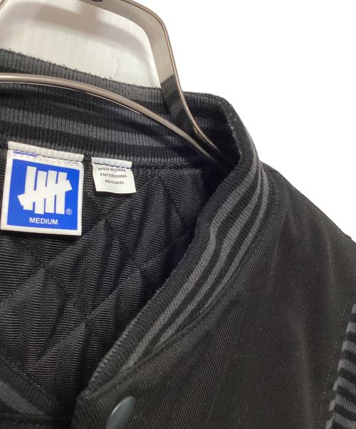 UNDEFEATED（アンディフィーテッド）UNDEFEATED (アンディフィーテッド) ベースボールジャケット ブラック×グレー サイズ:MEDIUMの古着・服飾アイテム
