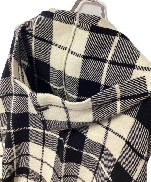 BURBERRY BLUE LABEL（バーバリーロンドンブルーレーベル）BURBERRY BLUE LABEL (バーバリーロンドンブルーレーベル) ロゴ刺繍ポンチョ ホワイト×ブラック サイズ:38の古着・服飾アイテム