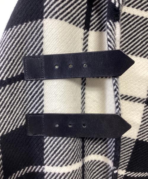 BURBERRY BLUE LABEL（バーバリーロンドンブルーレーベル）BURBERRY BLUE LABEL (バーバリーロンドンブルーレーベル) ロゴ刺繍ポンチョ ホワイト×ブラック サイズ:38の古着・服飾アイテム