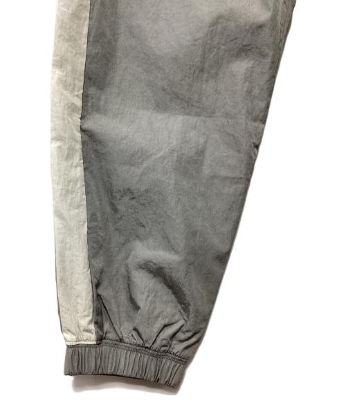 NIKE（ナイキ）NIKE (ナイキ) ナイロンパンツ グレー×ホワイト サイズ:XXL 未使用品の古着・服飾アイテム
