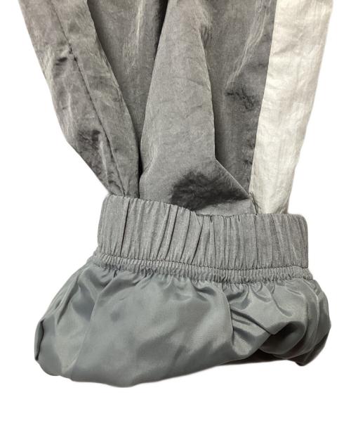 NIKE（ナイキ）NIKE (ナイキ) ナイロンパンツ グレー×ホワイト サイズ:XXL 未使用品の古着・服飾アイテム