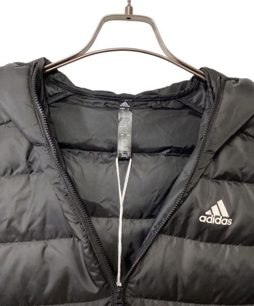 adidas（アディダス）adidas (アディダス) エッセンシャルズ スリーストライプス ライトダウン フード付きジャケット ブラック×ホワイト サイズ:L 未使用品の古着・服飾アイテム