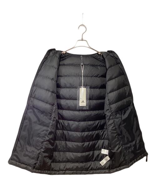 adidas（アディダス）adidas (アディダス) エッセンシャルズ スリーストライプス ライトダウン フード付きジャケット ブラック×ホワイト サイズ:L 未使用品の古着・服飾アイテム