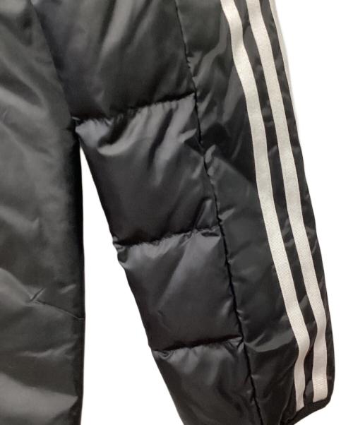 adidas（アディダス）adidas (アディダス) エッセンシャルズ スリーストライプス ライトダウン フード付きジャケット ブラック×ホワイト サイズ:L 未使用品の古着・服飾アイテム