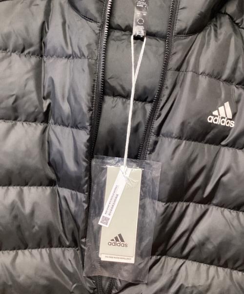 adidas（アディダス）adidas (アディダス) エッセンシャルズ スリーストライプス ライトダウン フード付きジャケット ブラック×ホワイト サイズ:L 未使用品の古着・服飾アイテム