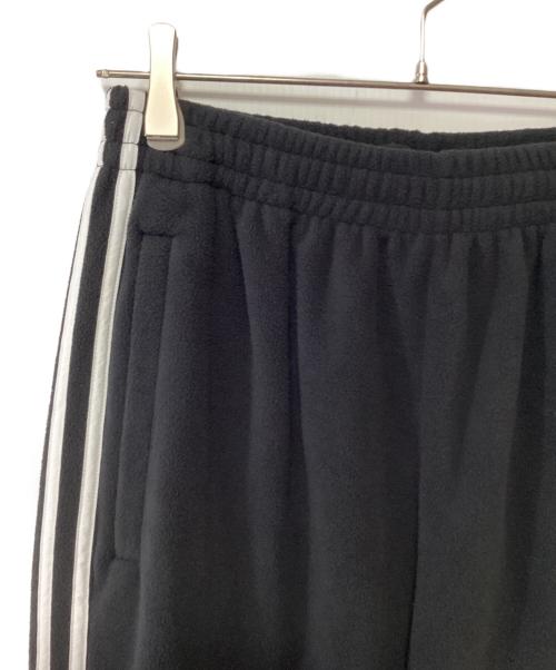 adidas（アディダス）adidas (アディダス) アディカラー スリーストライプス フリース スウェットパンツ ブラック サイズ:M 未使用品の古着・服飾アイテム