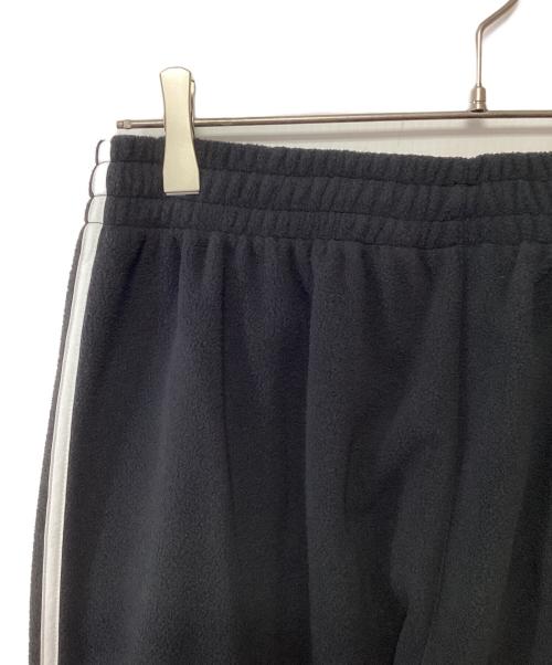 adidas（アディダス）adidas (アディダス) アディカラー スリーストライプス フリース スウェットパンツ ブラック サイズ:M 未使用品の古着・服飾アイテム