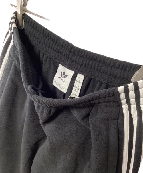 adidas（アディダス）adidas (アディダス) アディカラー スリーストライプス フリース スウェットパンツ ブラック サイズ:M 未使用品の古着・服飾アイテム