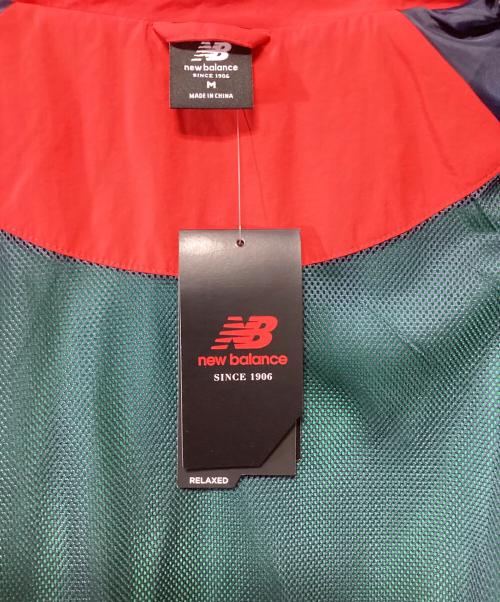 NEW BALANCE（ニューバランス）NEW BALANCE (ニューバランス) アスレチックス ポディウム ウィンドブレーカー ジャケット グリーン×レッド サイズ:L 未使用品の古着・服飾アイテム