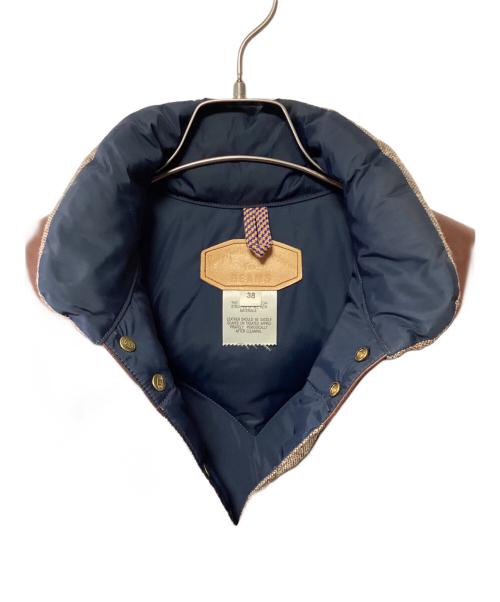 RockyMountainFeatherBed × BEAMS（ロッキーマウンテンフェザーベッド ×ビームス）RockyMountainFeatherBed × BEAMS (ロッキーマウンテンフェザーベッド ×ビームス) リバーシブルダウンベスト ベージュ×ネイビー サイズ:38の古着・服飾アイテム