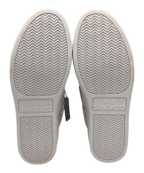 via SANGACIO（ヴィア・サンガチオ）via SANGACIO (ヴィア・サンガチオ) にゅーずスニーカー ホワイト×グレー サイズ:27 未使用品の古着・服飾アイテム