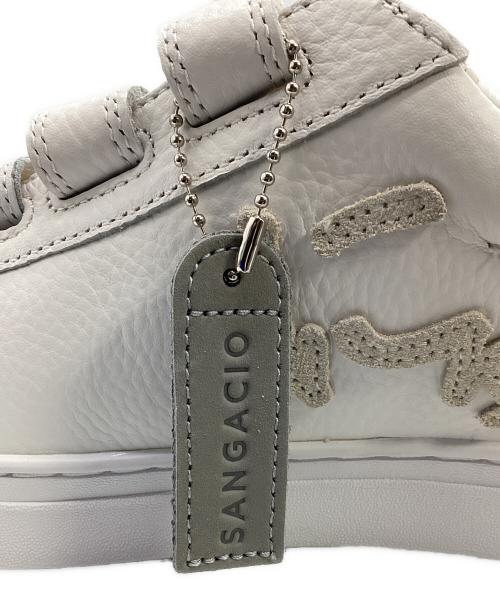 via SANGACIO（ヴィア・サンガチオ）via SANGACIO (ヴィア・サンガチオ) にゅーずスニーカー ホワイト×グレー サイズ:27 未使用品の古着・服飾アイテム
