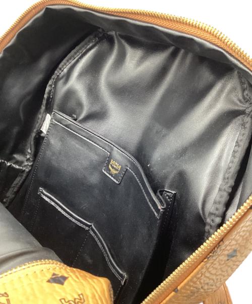 MCM（エムシーエム）MCM (エムシーエム) スタッズリュック キャメルの古着・服飾アイテム