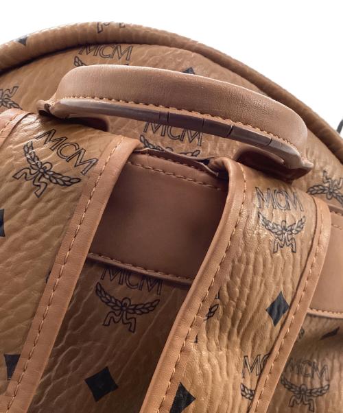 MCM（エムシーエム）MCM (エムシーエム) スタッズリュック キャメルの古着・服飾アイテム