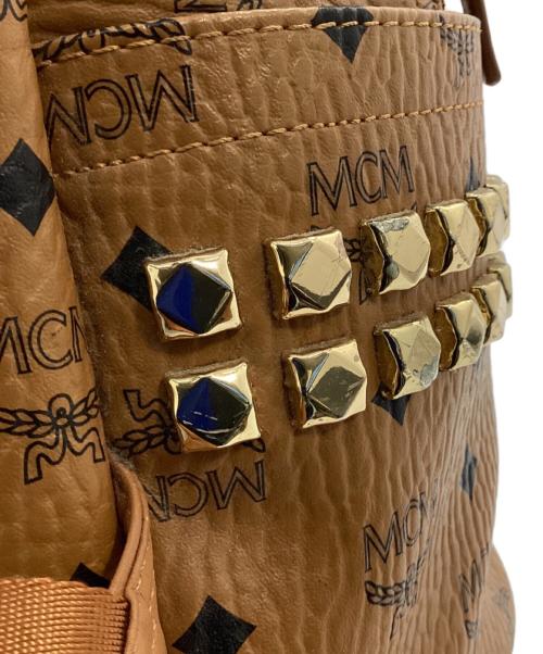 MCM（エムシーエム）MCM (エムシーエム) スタッズリュック キャメルの古着・服飾アイテム